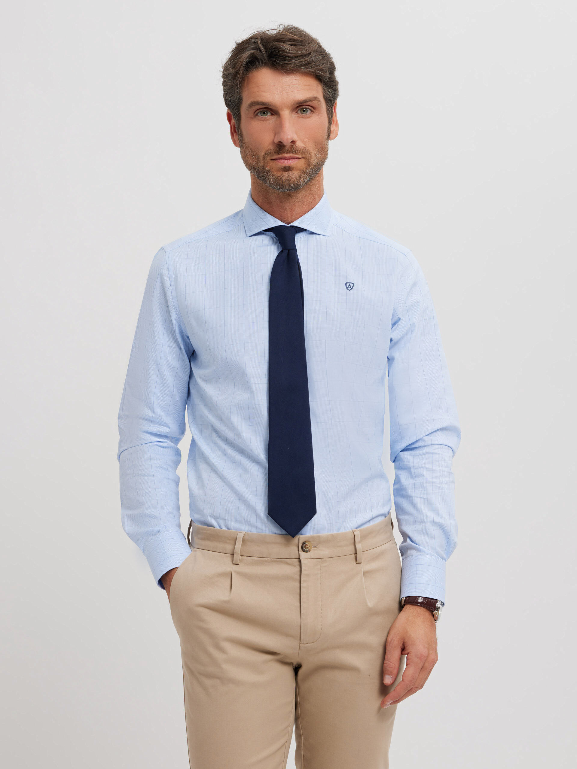 Pantalon azul camisa blanca hombre discount