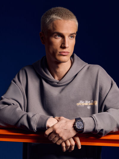 SUDADERA REMEMBER GRIS