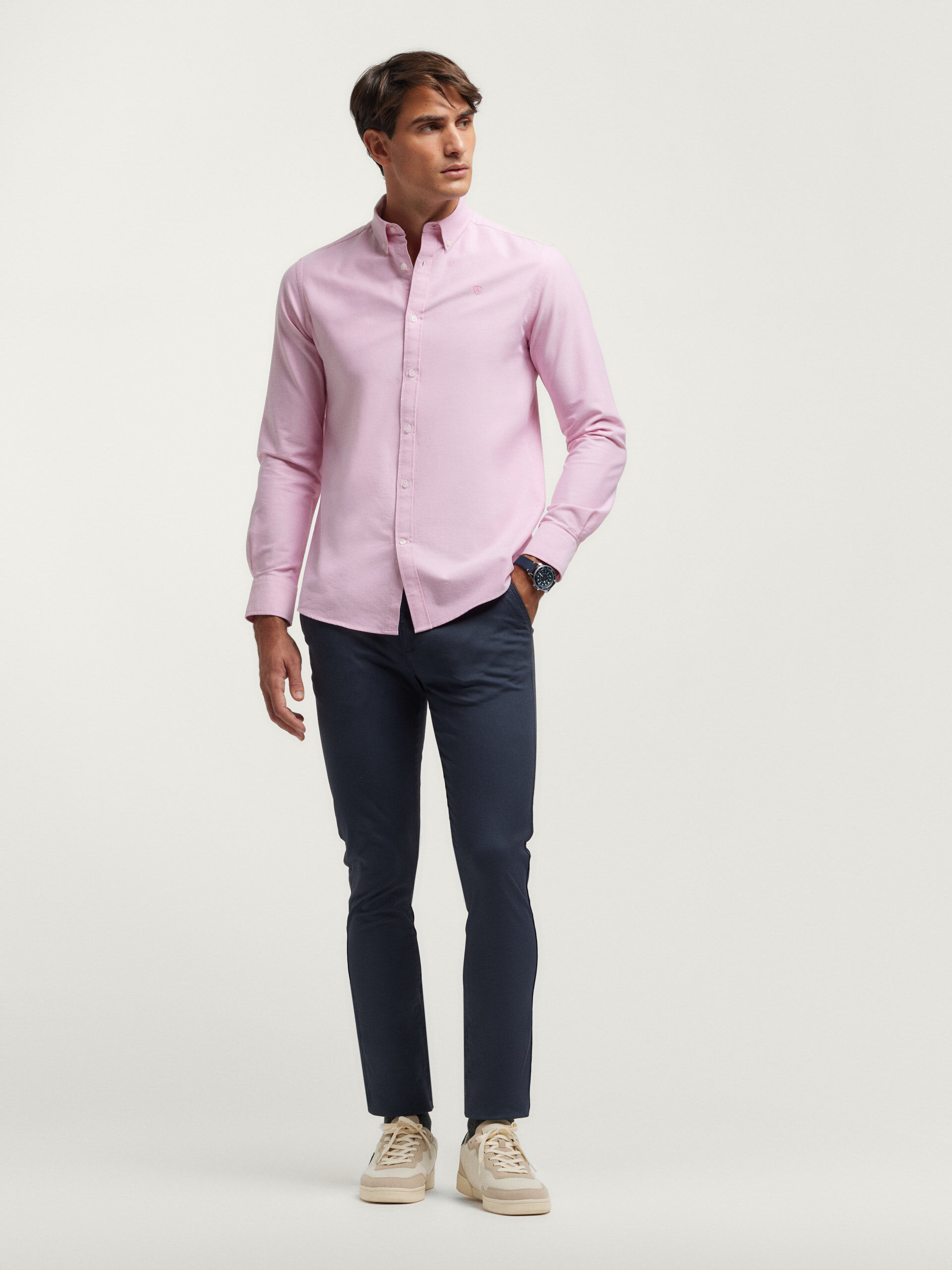 Camisa rosa con pantalon azul marino 2025