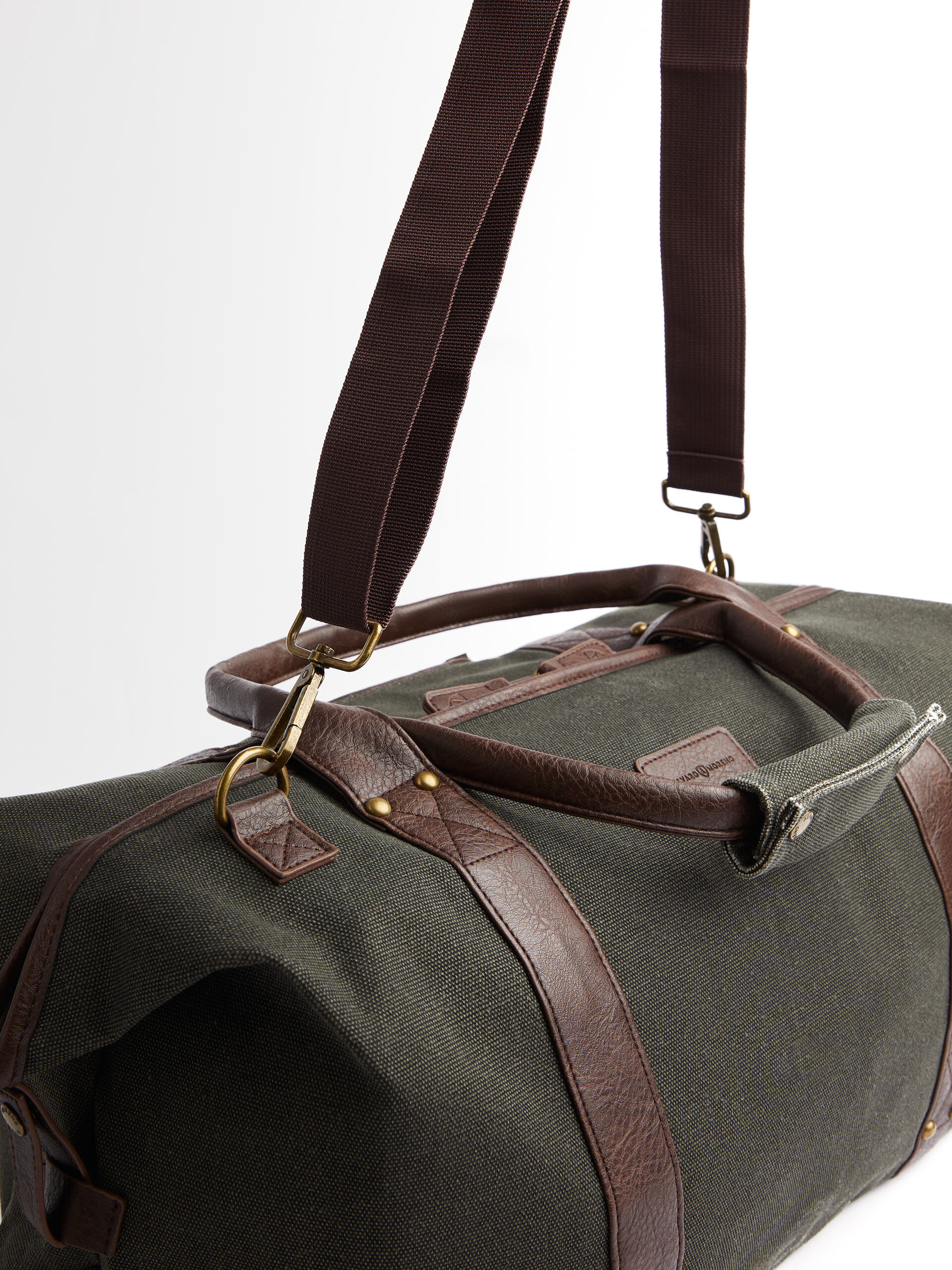 Macuto sales viaje hombre