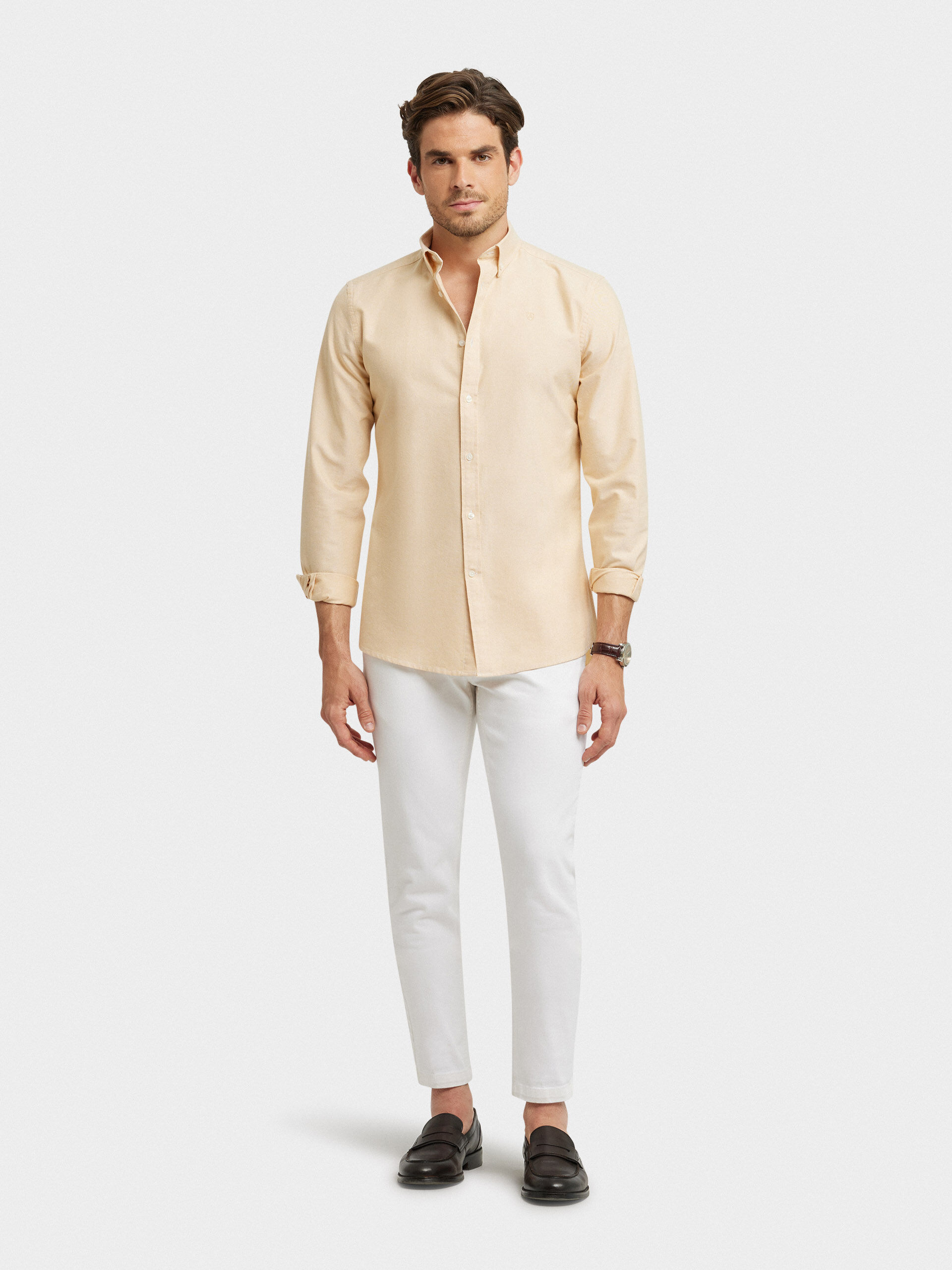 Pantalon mostaza con discount camisa blanca hombre