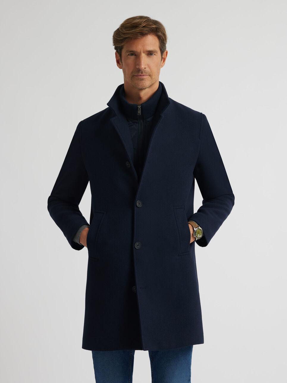 abrigo azul real de los hombres