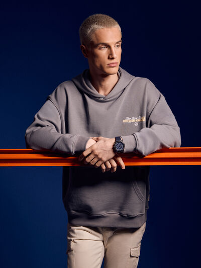 SUDADERA REMEMBER GRIS