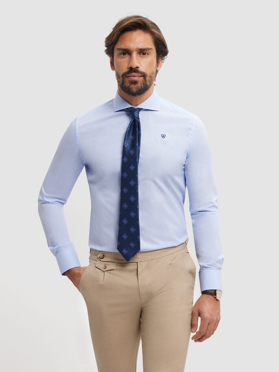 Traje Camisa Azul Marino Y Pantalon Beige Combinar Pantalon Cafe