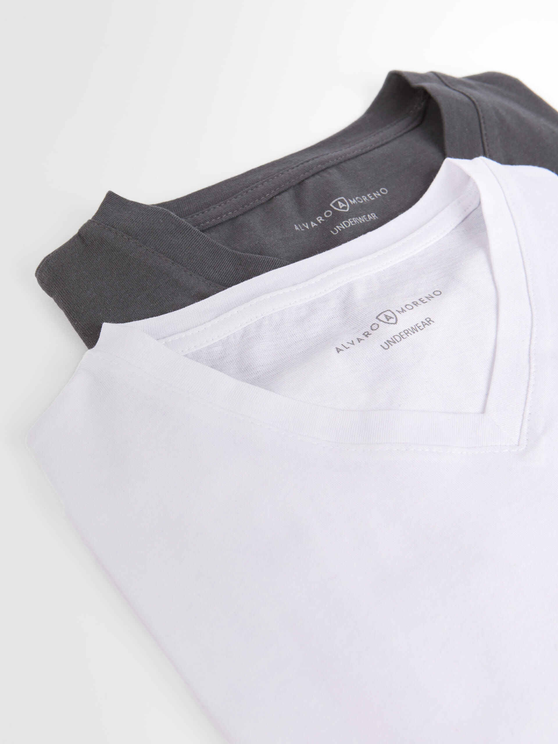 CAMISETA 2SET V NECK NEGRO