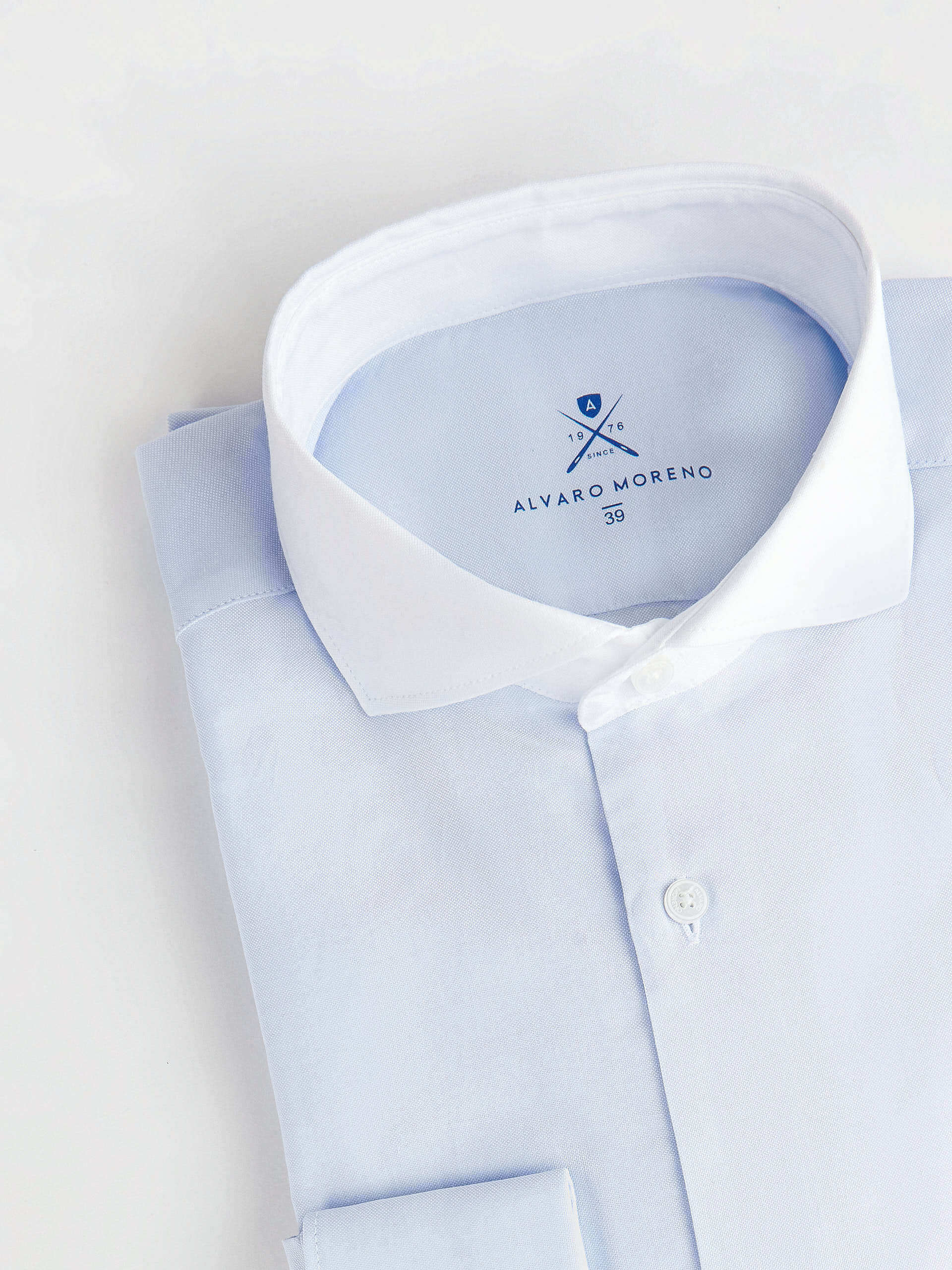 Camisa celeste cuello blanco sale