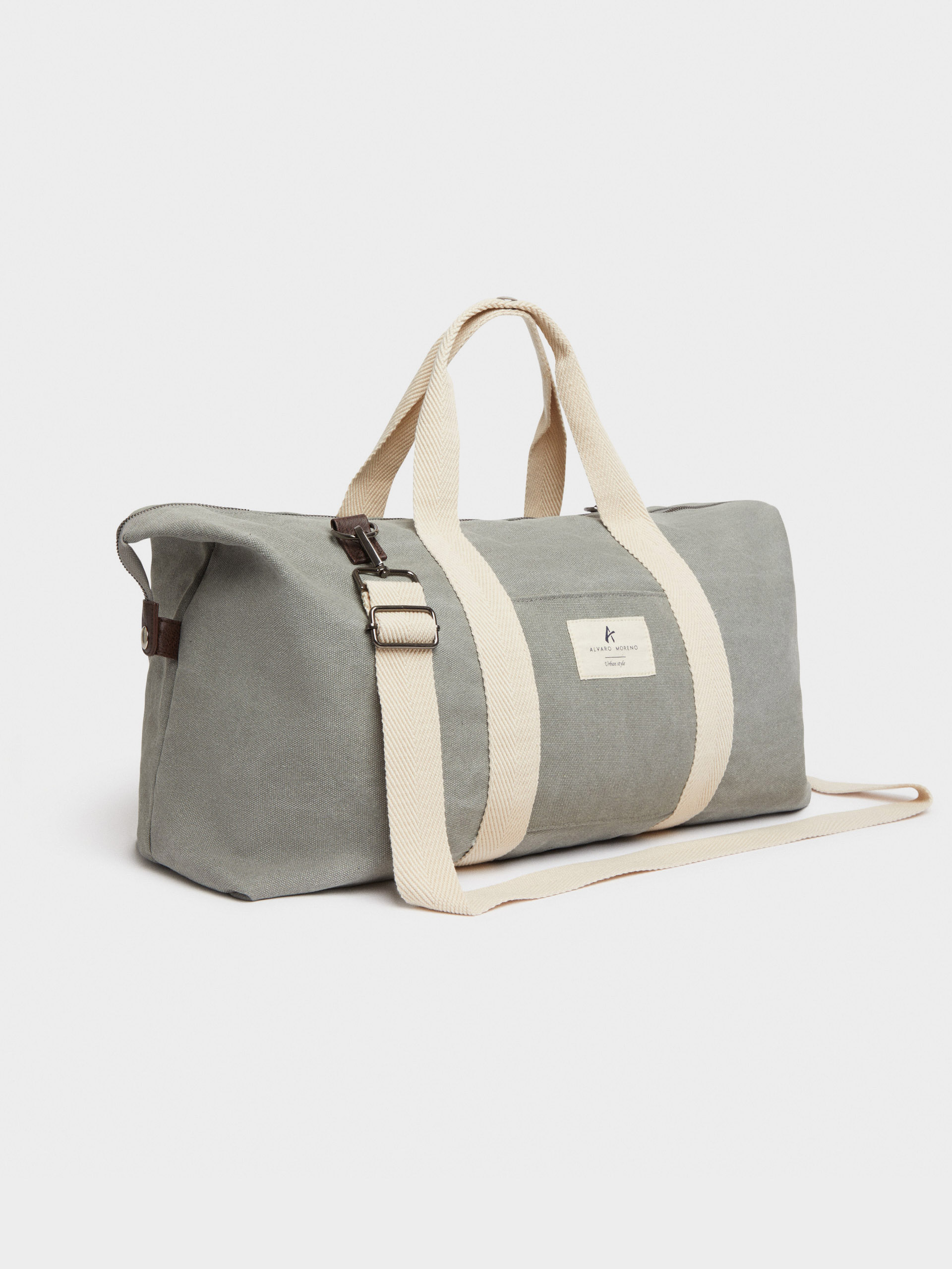 Macuto sales viaje hombre