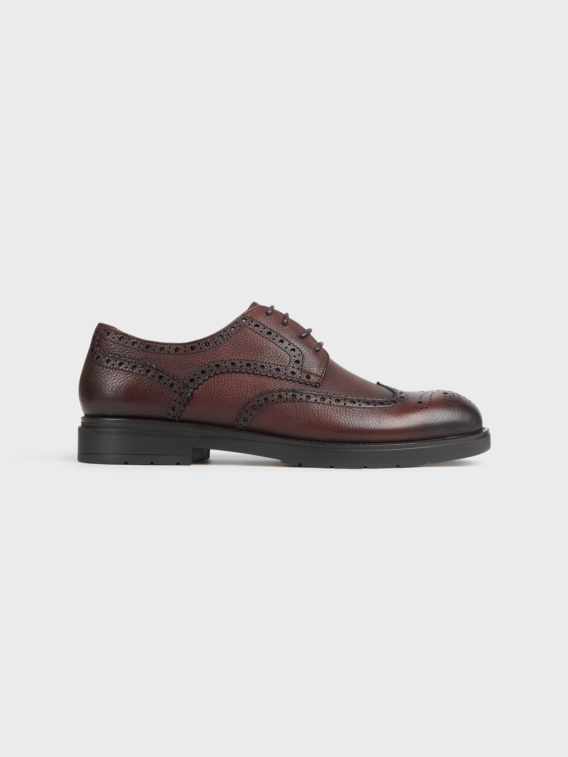 BLUCHER PICADO PIEL MARR&Oacute;N