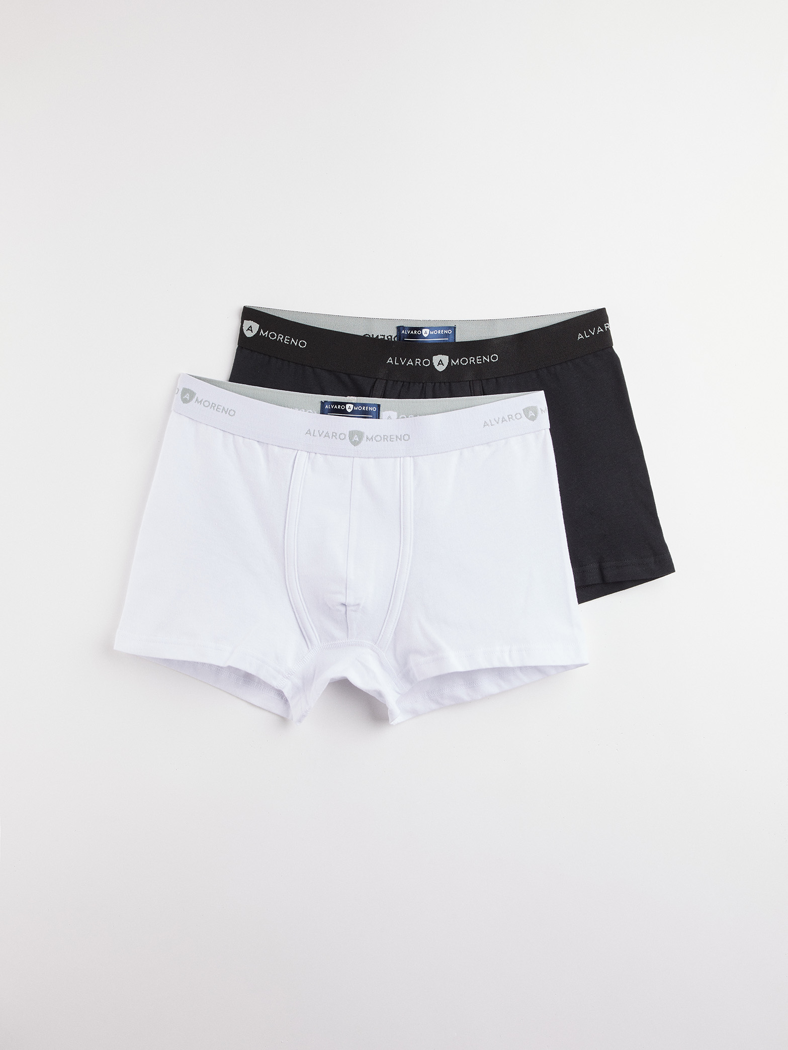 Hombres morenos en boxer 2025