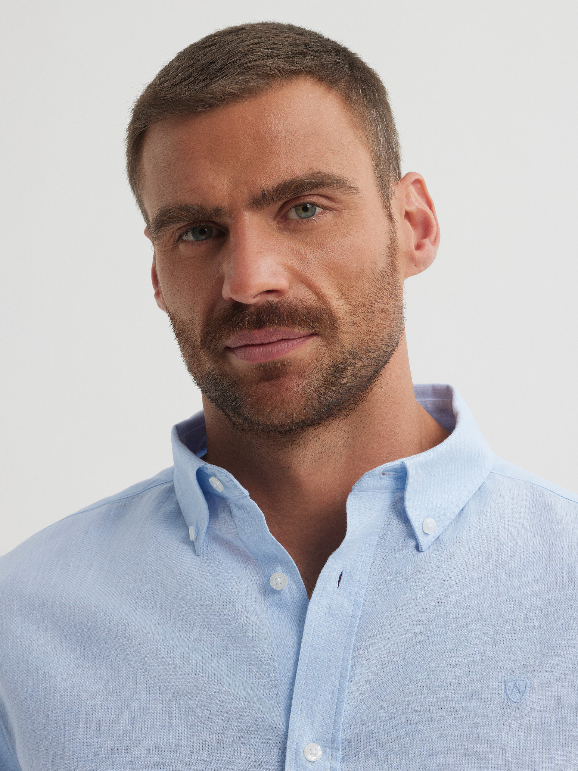 CAMISA LINO C. BOTON CELESTE