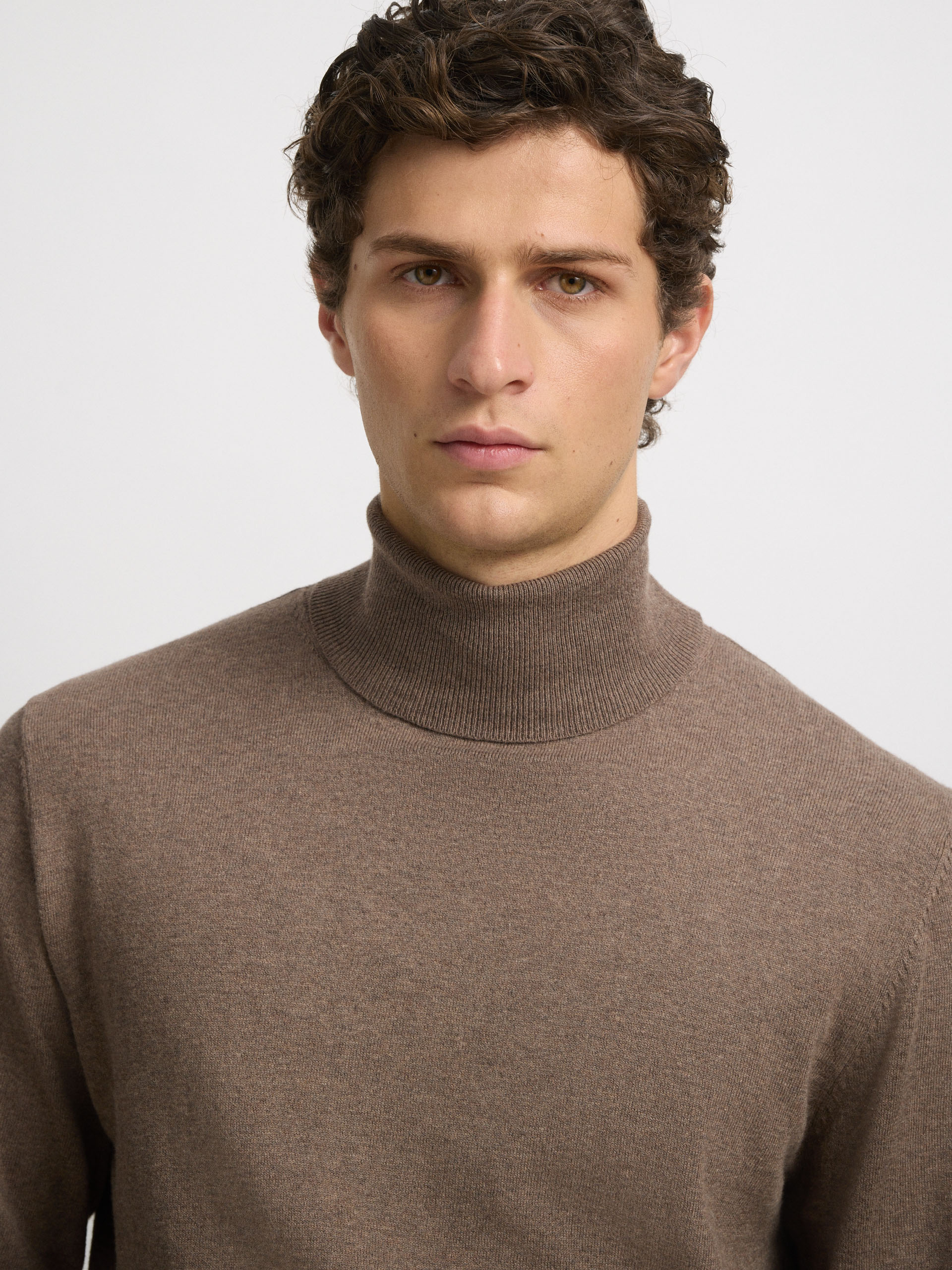 JERSEY ROLL COLLAR